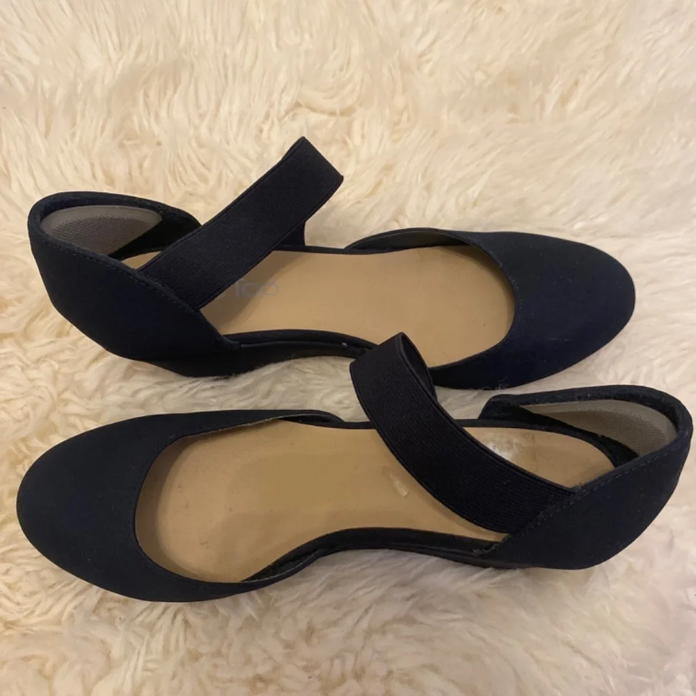 Navy Heels - Picture 4 of 4